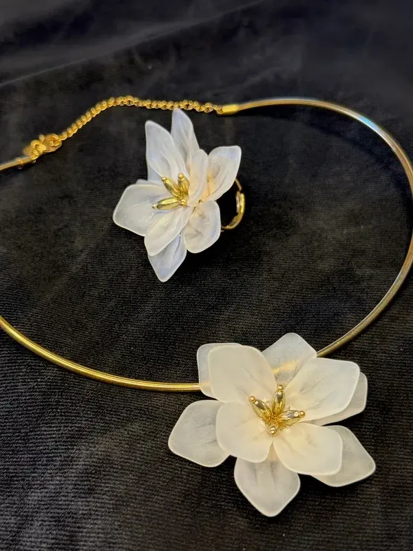Gardenia — Gargantilla rígida con flor blanca de resina.