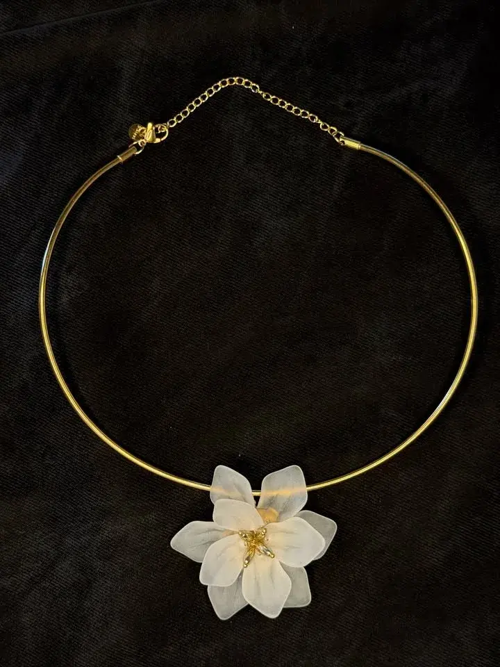 Lirio — Gargantilla rígida con flor de lirio.