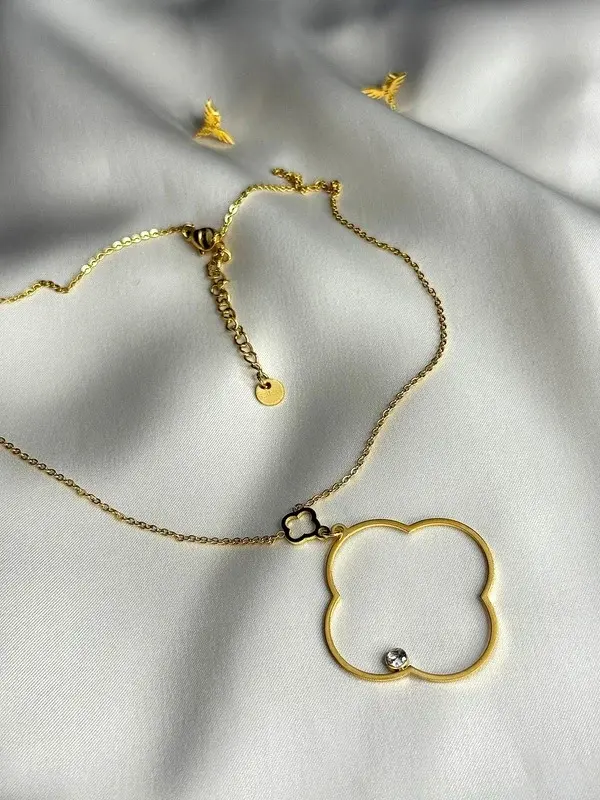 Trébol Calado — Trébol calado con circonita en cadena fina.