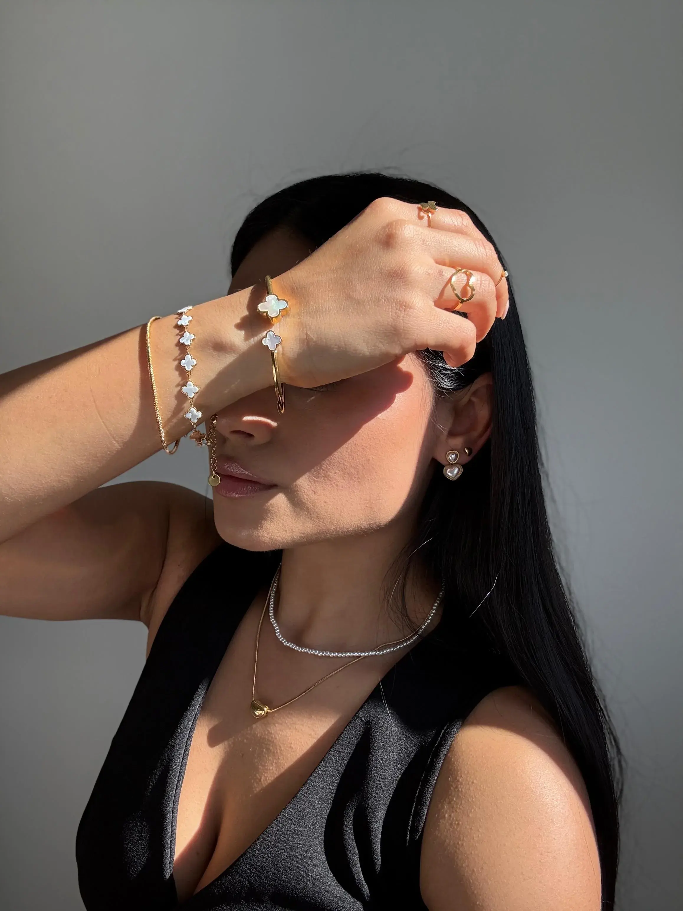 Modelo con brazalete de trébol