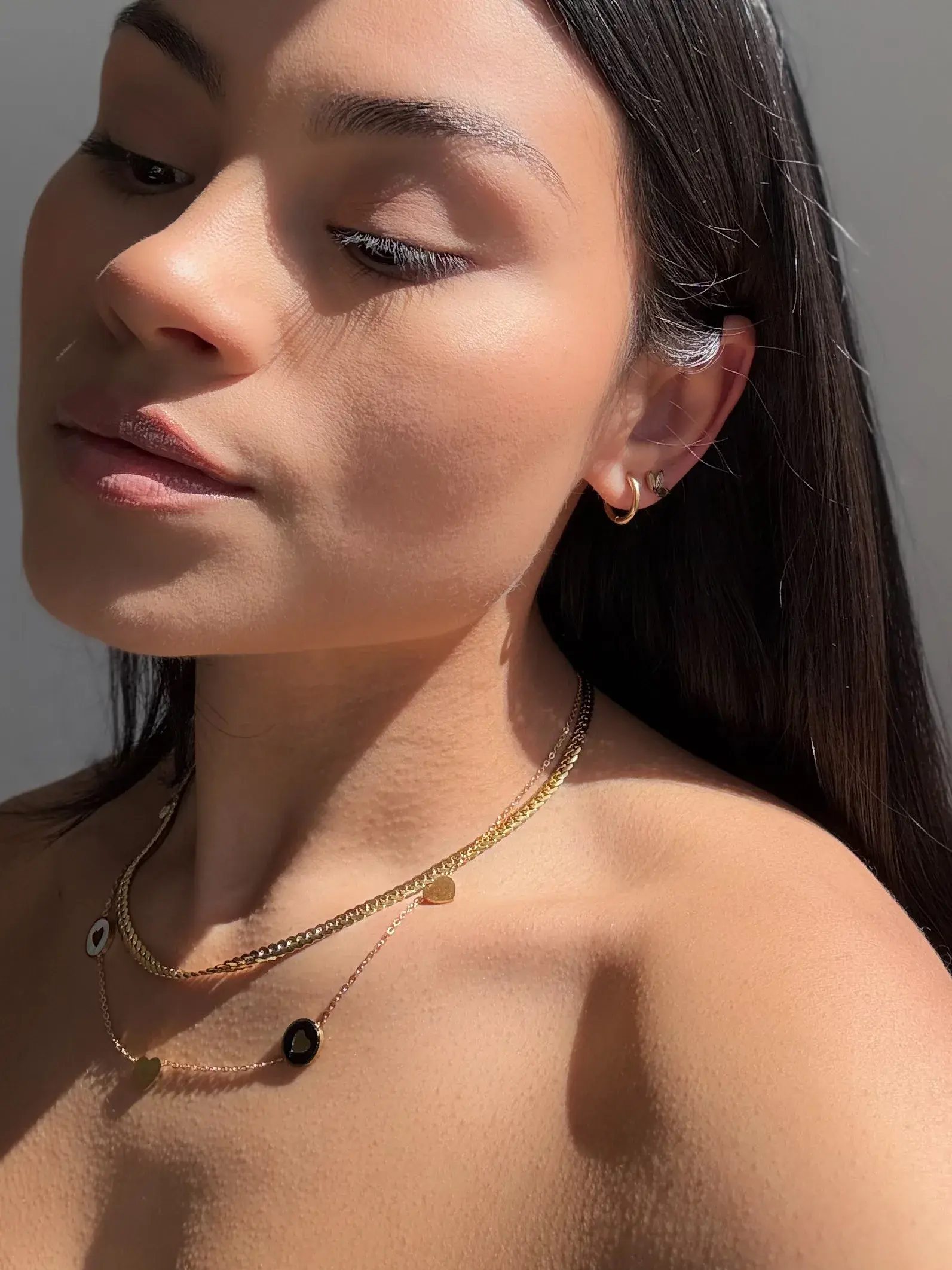 Modelo con varios collares de oro a distintas alturas