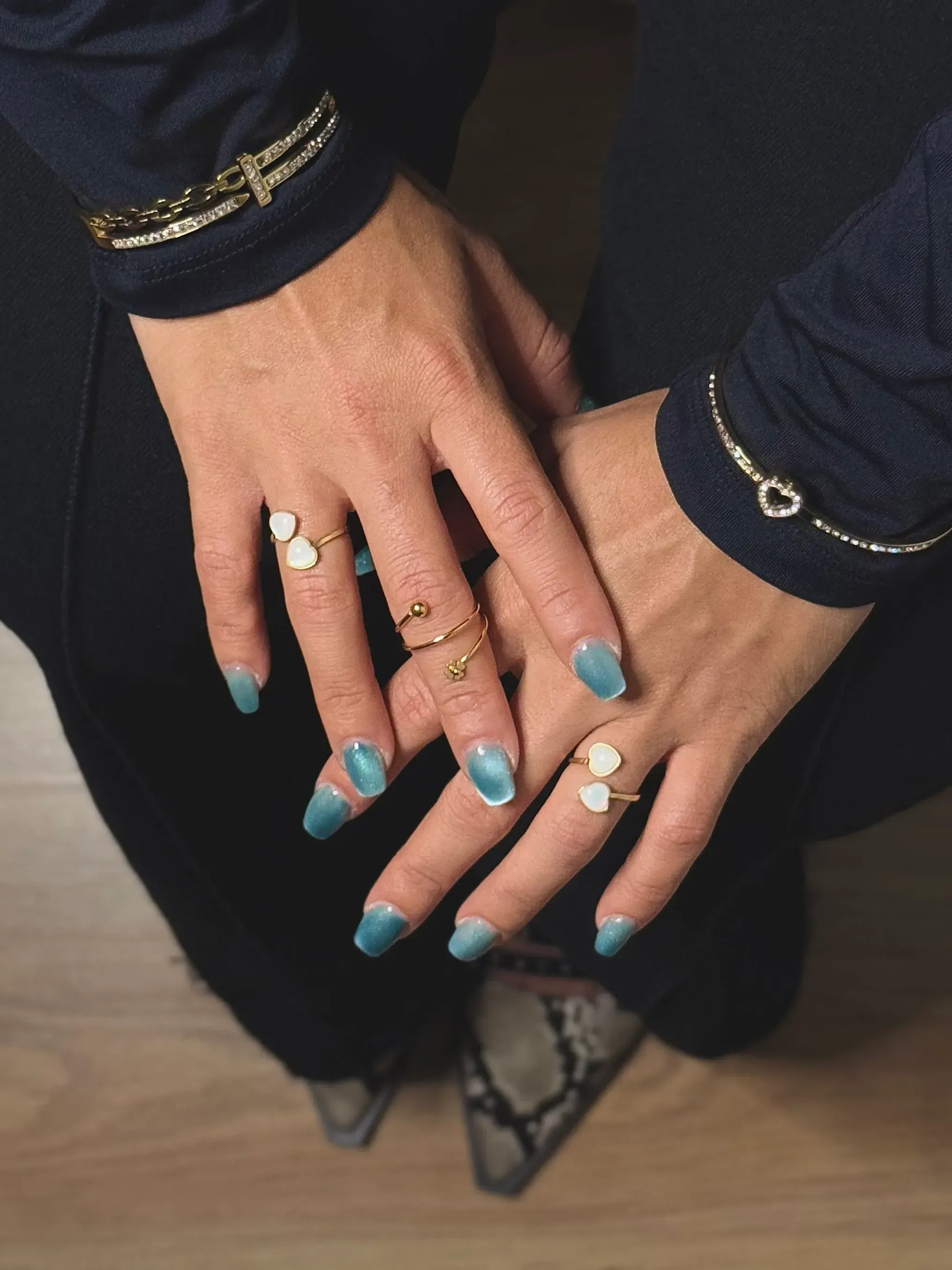 Manos con anillos de oro