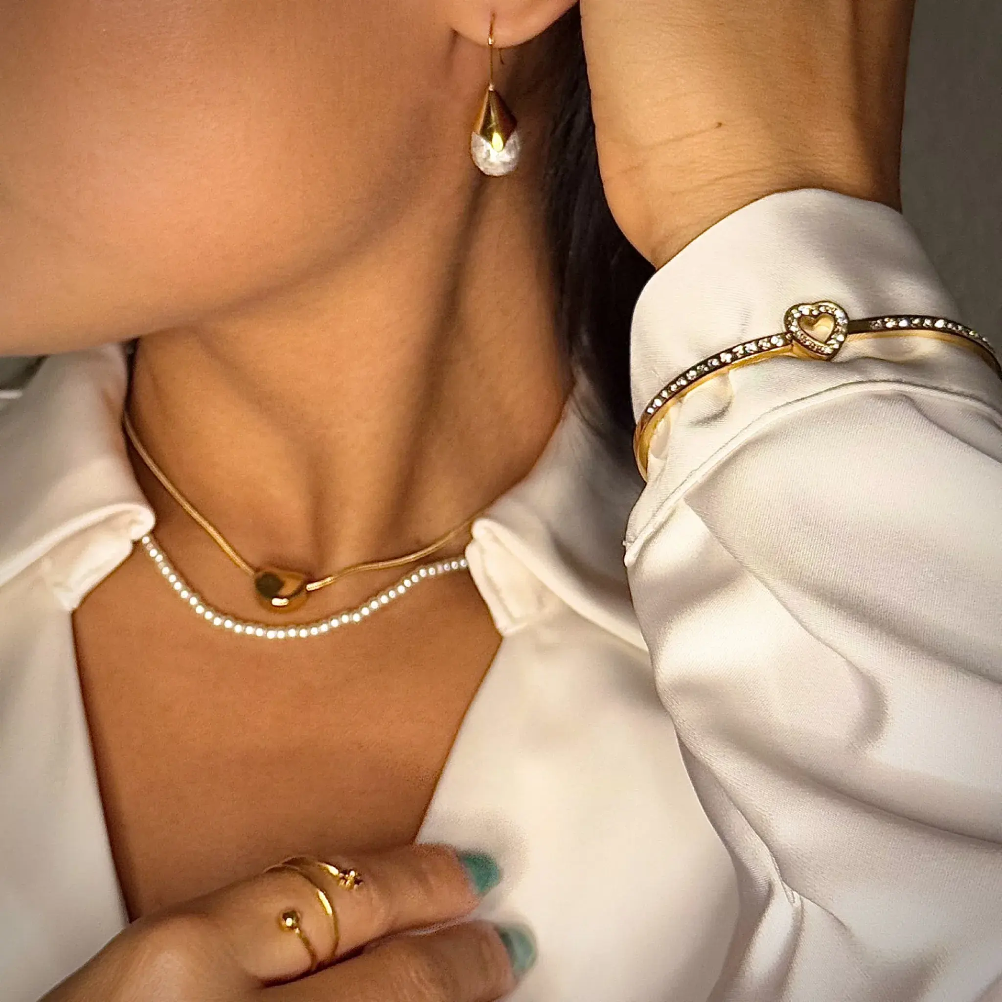 Modelo con pendientes de perla y corazón