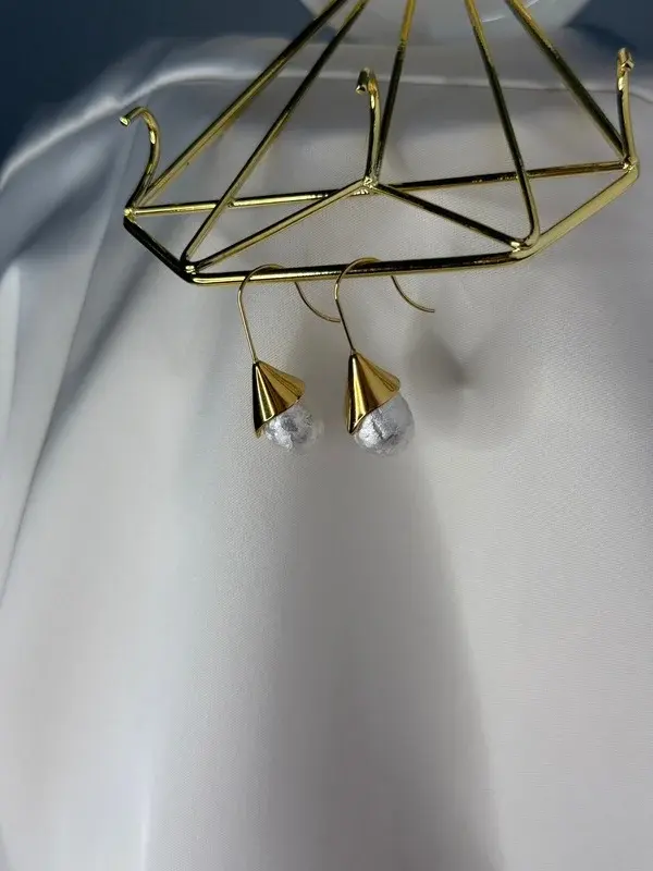 Cono de Cristal — Ganchos con cono dorado y cuarzo facetado.